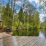 Botel Water Hideout - Floating Luxury In Pure Wilderness *