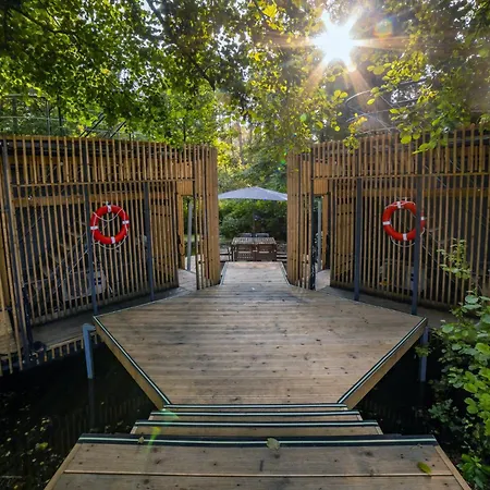 Bådhotel Water Hideout - Floating Luxury In Pure Wilderness