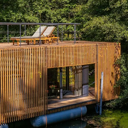 Hotel na wodzie Water Hideout - Floating Luxury In Pure Wilderness Wysoka (Miedzyrzecz)