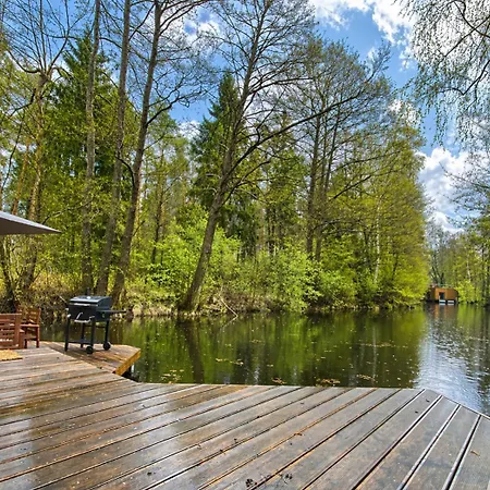 Botel Water Hideout - Floating Luxury In Pure Wilderness *