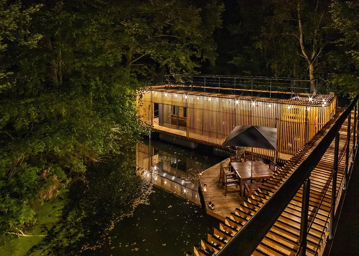 Water Hideout - Floating Luxury In Pure Wilderness Botel